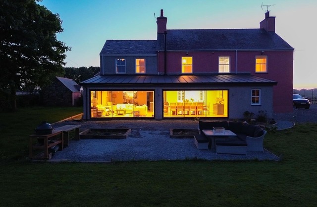 The Pink House - A stunning family home with spectacular views of Snowodnia