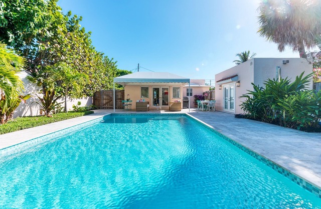 The Pink Orchid Beach House + Stunning Pool!