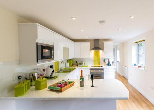 The Retreat, own hot tub, romantic escape, near Lyme Regis