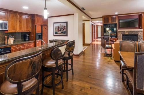 The Ritz-Carlton Club, 3 Bedroom Residence Float 2, Ski-in & Ski-out Resort in Aspen Highlands