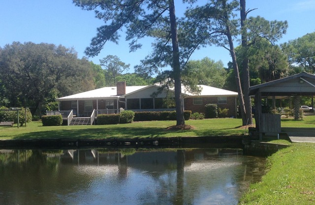 The River Getaway 3300 Sq Ft on 1.4 acres - 6.9 Miles From The Beach