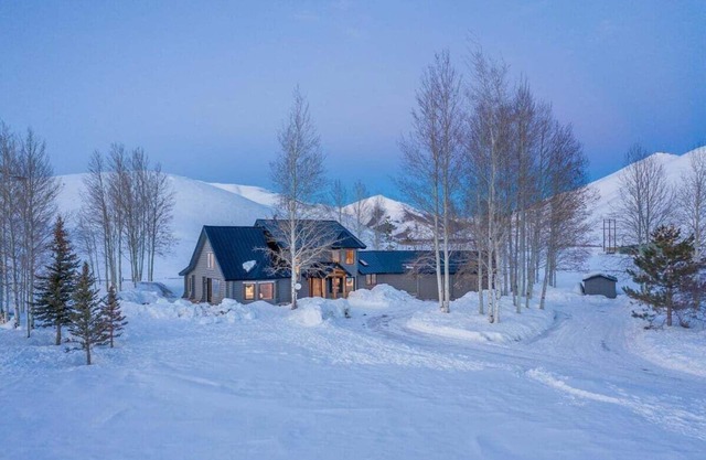 The Rodeo Cabin on 5 Acres | Hot Tub, Peloton Bike, and Pet-Friendly!