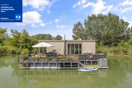 THE ROOT your charming floating home