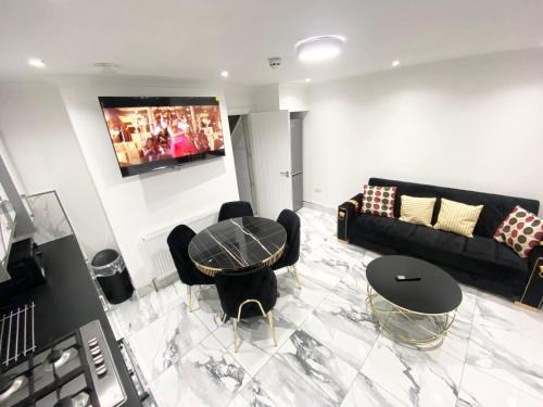 THE ROYAL BOUTIQUE MAYFAIR LODGE bY LONDON , SLEEP 8