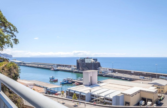 The Seaside Apartment by LovelyStay