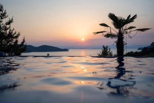 The Seolem Onsuswimmingpool Pension