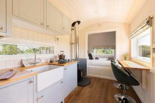 The Shepherd's Retreat Secluded and private Cosy Hut Outdoor Bath with Firepit