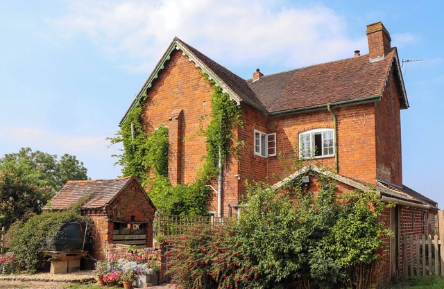 THE SHIRES AT BICKERSCOURT, pet friendly in Henley-In-Arden