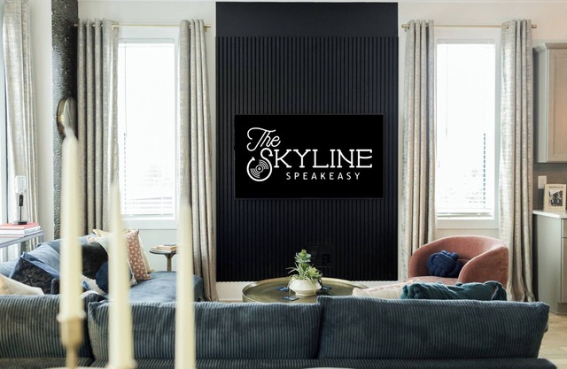 The Skyline Speakeasy! Rooftop Hot Tub, Glam Stations, Sleeps 12