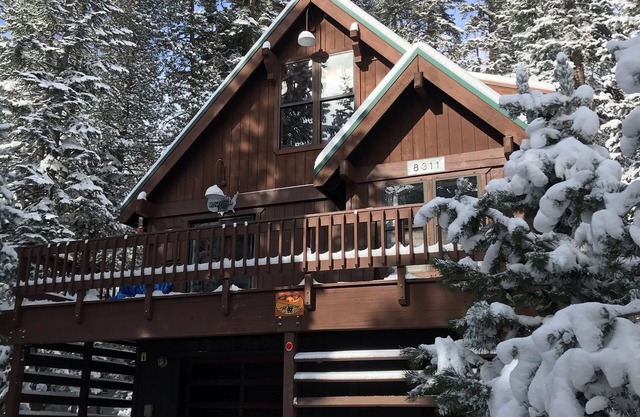 The Snowed Inn at Serene Lakes. Upscale with Hot Tub and Garage Parking!