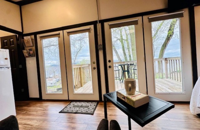 The Sojourner tiny home w/views of Lake Pepin! Spacious deck/firepit space!