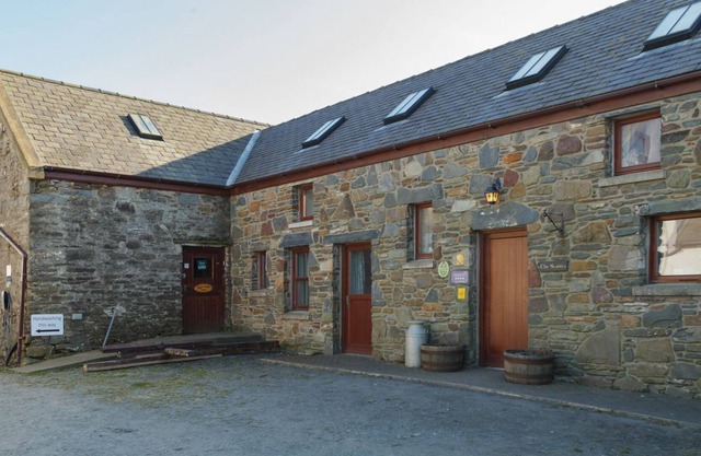 The Stables - sleeps 6 guests in 3 bedrooms