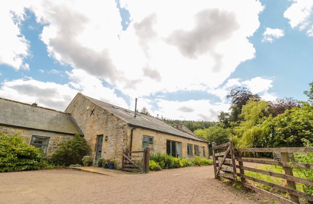 THE STEADINGS, pet friendly, character holiday cottage in Rothbury