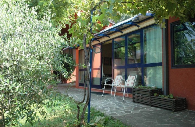The Transparent House: The Walnut Pool CIN: IT024006B4JQ4GJN8B+ IT024006B4U4264US9