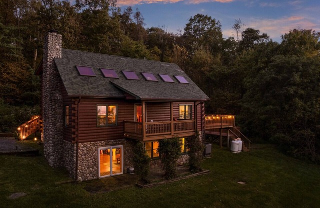 The Trillium Cabin | Modern Log Retreat with Hot Tub, Game Room & Mountain Views