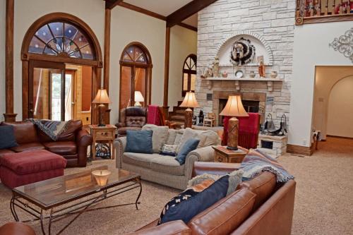 The Villa - WiFi - Satellite - Fireplace - Washer - Dryer - Grill - Garage Access - Large Deck