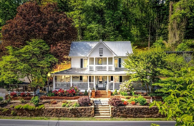 The Whistle Stop – A Timeless Charm/Nostalgic