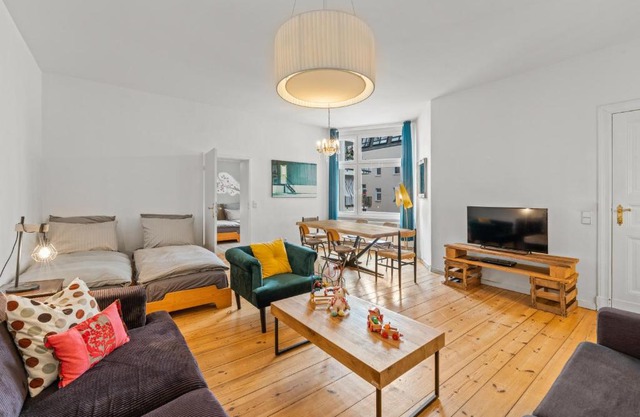 TheWilhelmshavener Group Apartment, group & family friendly, 100m2, 2BR, 1 living room, huge table, ideal for 4 - 6 Guests