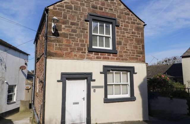 THIMBLE COTTAGE, pet friendly, character holiday cottage in St Bees