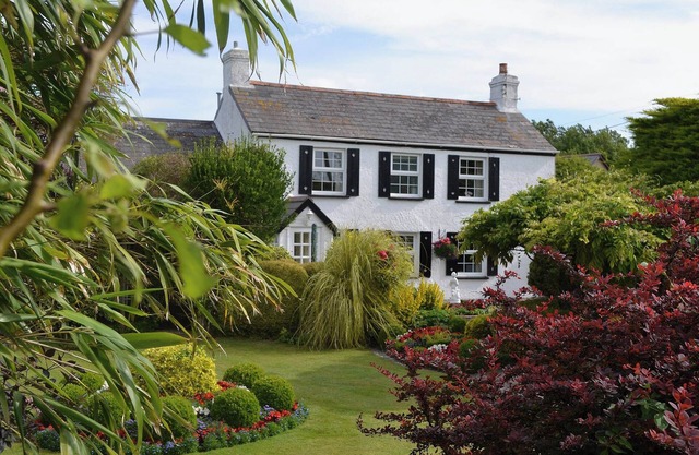 This 250-year-old farmhouse is ideal for a family seaside holiday.