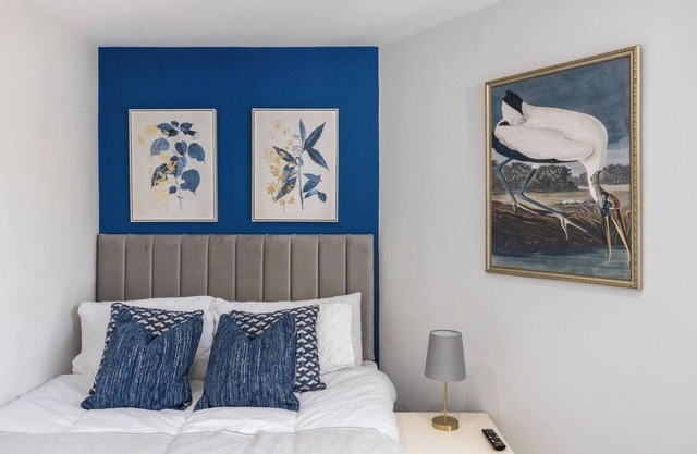 This apartment is a 1 bedroom(s), 1 bathrooms, located in Greater London, England.