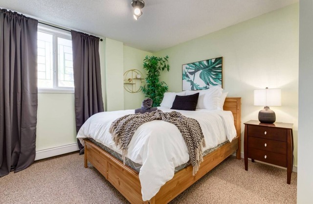 This apartment is a 1 bedroom(s), 1 bathrooms, located in Calgary, AB.