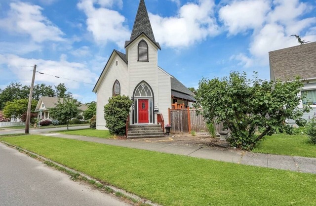 This church, converted to a full-time residence, was built in the 1800's but has been updated to modern standards.