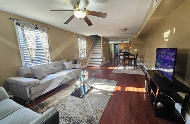 This duplex is a 3 bedroom(s), 2 bathrooms, located in Towson, MD.