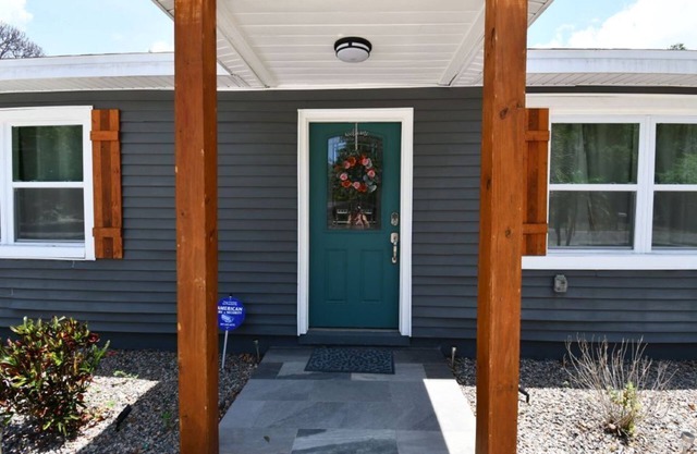 This house is a 3 bedroom(s), 1 bathrooms, located in Sarasota, FL.