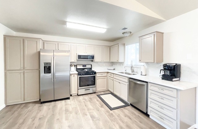 This house is a 3 bedroom(s), 2 bathrooms, located in Tulare, CA.