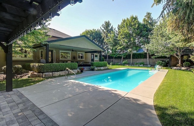 This house is a 4 bedroom(s), 3.5 bathrooms, located in Kelowna, BC.