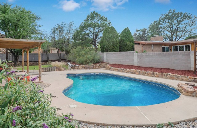 This house is a 5 bedroom(s), 3.5 bathrooms, located in Albuquerque, NM.