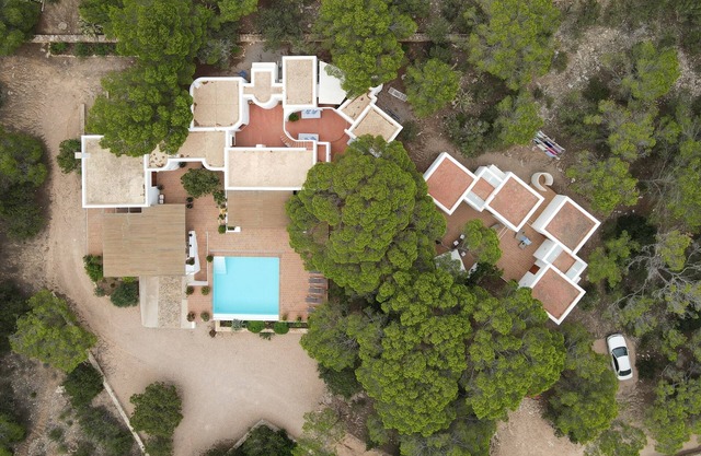 This large, family-friendly house is very peaceful and has separate bedrooms.