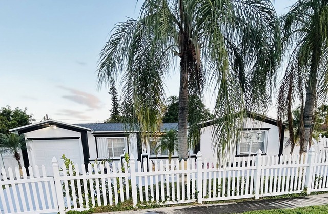 This lovely 3bed/2bath/is located in West Palm Beach Fl. Hot tub, cl to Beach.