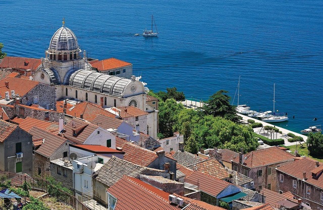 This simply and functionally furnished holiday apartment is located on the ground floor.