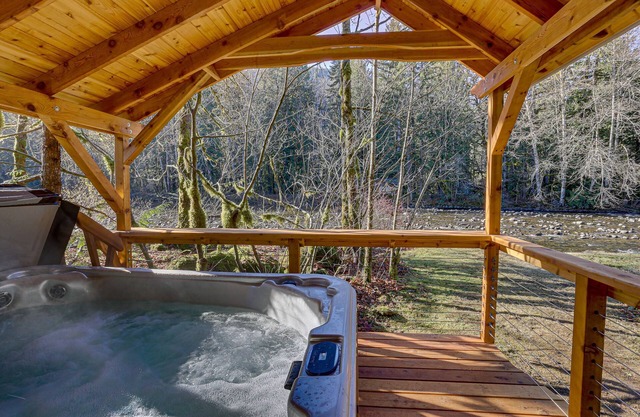 Thistle Dew: Salmon River romantic retreat, deck, hot tub and Wood Stove