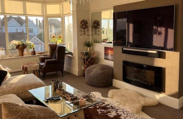 Thorpe Bay Views Panoramic Coastal Retreat