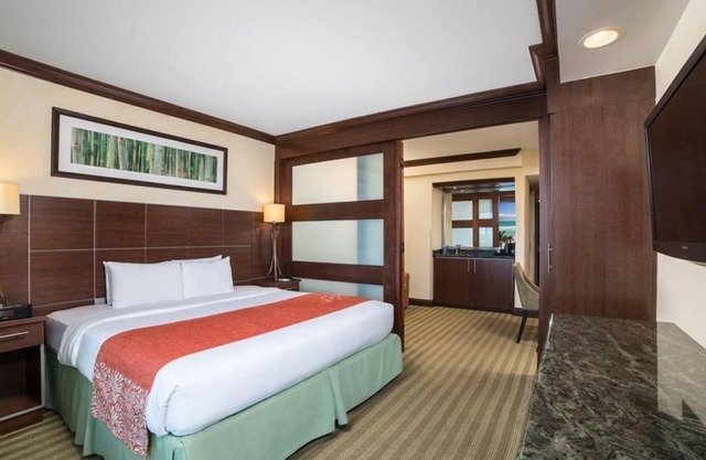 Three Amazing Units Near Airport! City View, Spa, Beach, Pool, Parking!