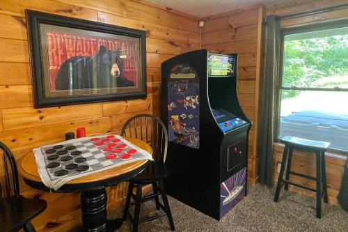 Three Bears Lodge - Outdoor Hot Tub, Game Room, Pet Friendly + Chalet Village Resort Access