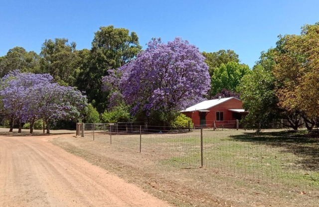 Three Bedroom Cottage - Sleeps 8 - Self contained 3 Bedroom Cottage 1 King, 1 Queen and 2 Bunks