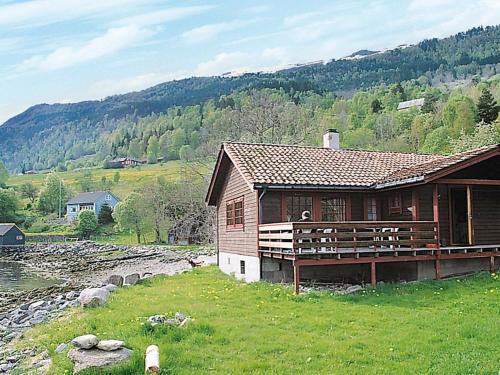 Three-Bedroom Holiday home in Nordfjordeid 2