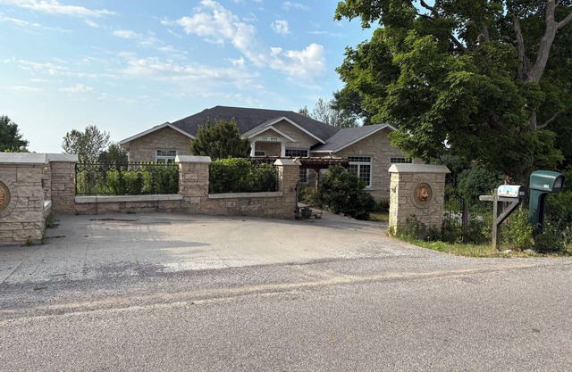 three bedroom share kitchen, dining room, leaving room, with AC in Colborne