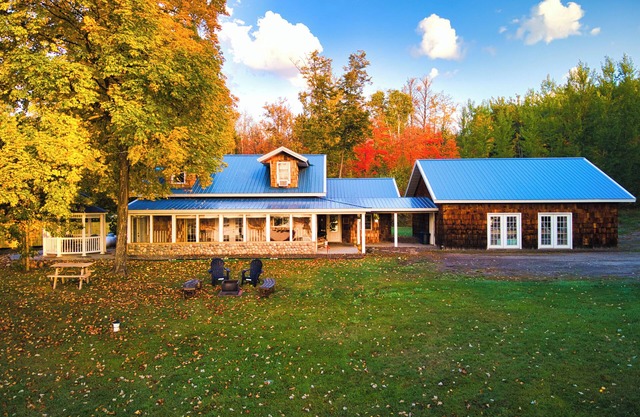 Three Bedroom, Two Bathroom Private Lakefront Cabin with Amazing Views of Beautiful Twin Lakes