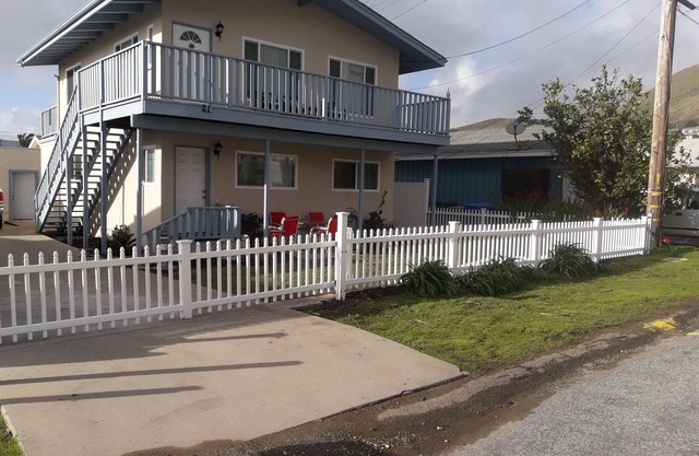 Three Houses From The Beach 3 minute walk to beach.