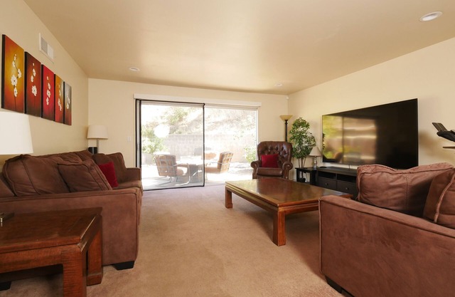 Three King Beds, Two Large Desks and a Gourmet Kitchen near La Jolla