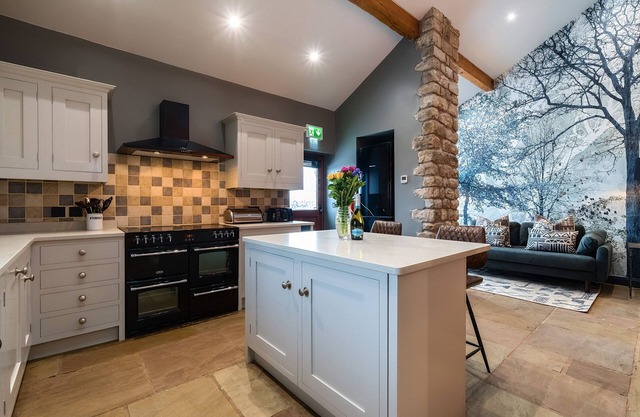 THREE PEAKS BARN, family friendly, with hot tub in Chapel-Le-Dale
