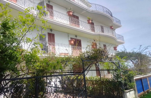 Three-room apartment by the sea with garden