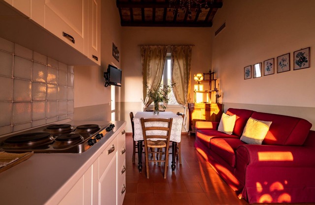 Three-room apartment in historic country house, sea view, pool, for families