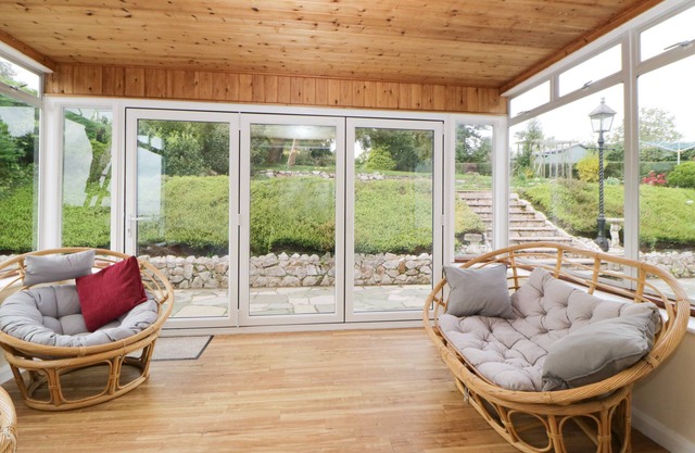 TIDEWAYS, pet friendly, country holiday cottage in Starcross, Devon