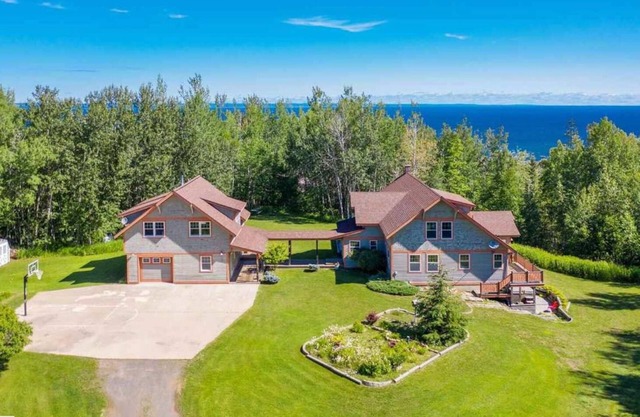 Timber Frame House overlooking Lake Superior, 20 miles from downtown Duluth